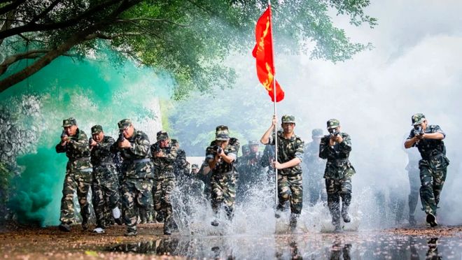 广西高校军训硬核如战狼 真枪实弹堪比大片