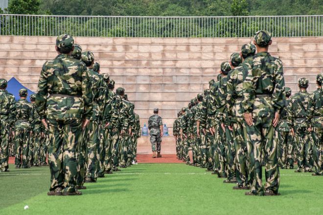 广西高校军训硬核如战狼 真枪实弹堪比大片