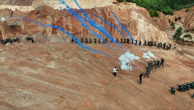 广西高校军训硬核如战狼 真枪实弹堪比大片