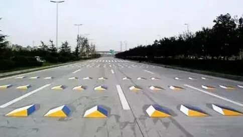 高速路上的交通标志标线图解,减速标线导流线啥意思