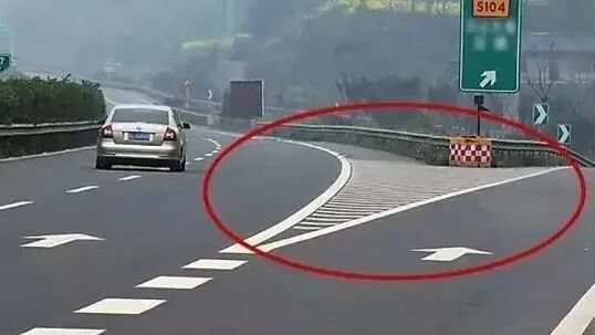 高速路上的交通标志标线图解,减速标线导流线啥意思