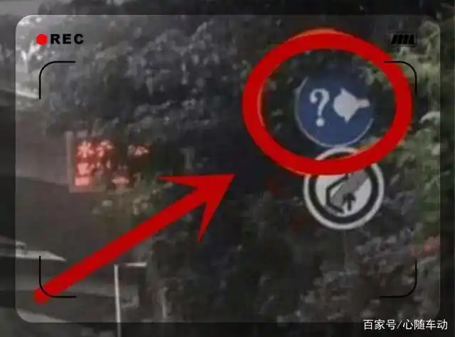 高速上这俩新交通标志啥意思?老司机都懵了