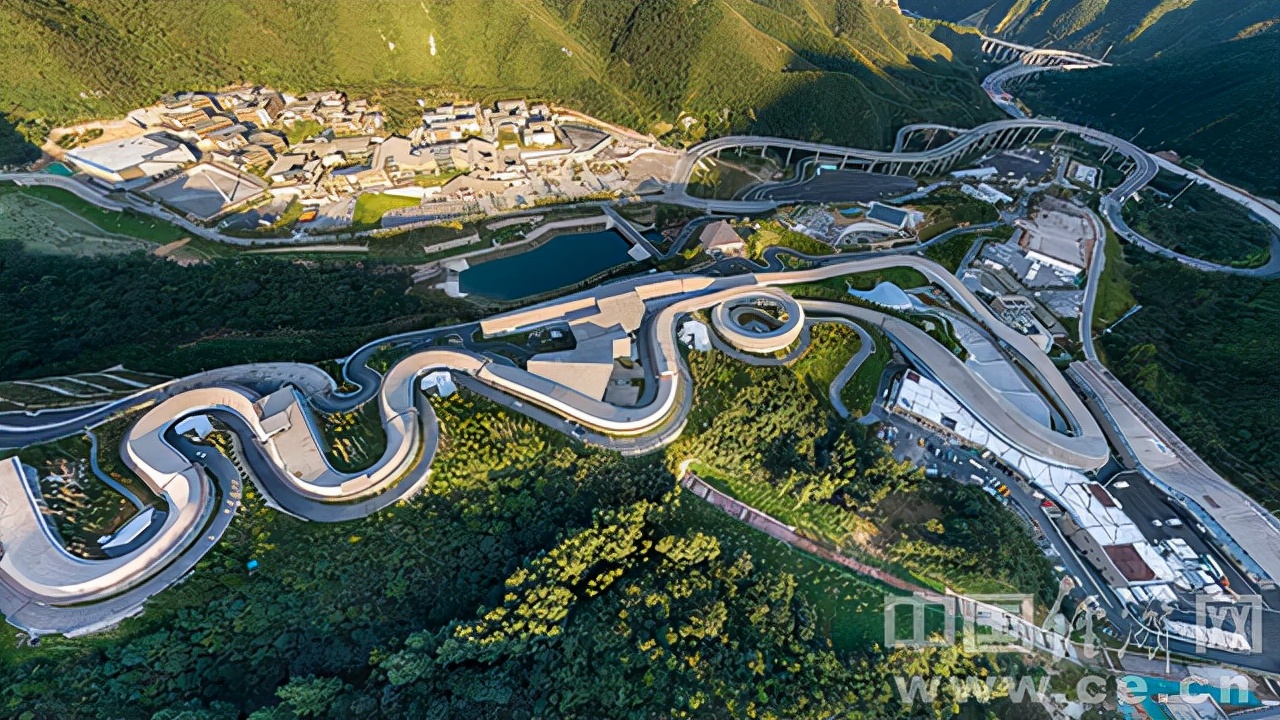 北京冬奥会延庆赛区的雪车雪橇中心,宛如山脊上的游龙雪游龙