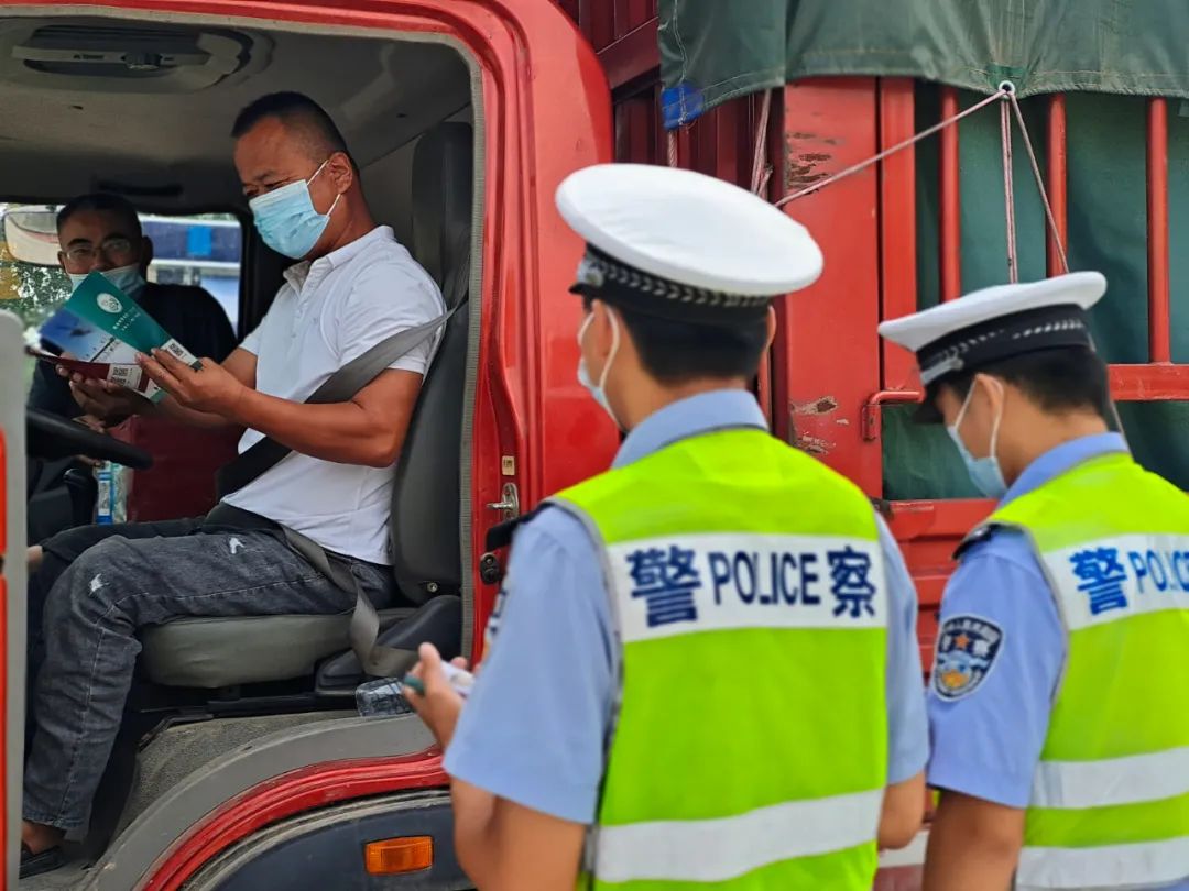 交警给这些司机开小灶，手把手教安全驾驶