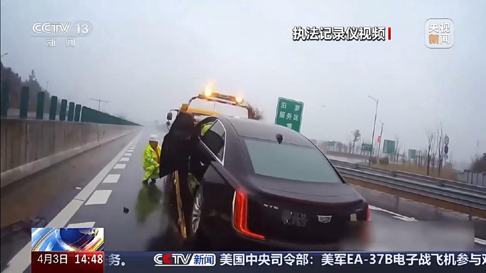 雨天高速开车,降速握稳别猛打方向