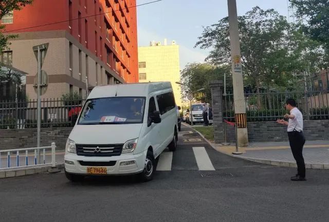 高考交通:清晨高考试卷如何押运到考点