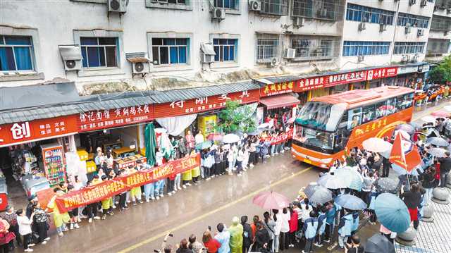 高考前夕学校多举措保障考生 含交通饮食心理辅导等服务