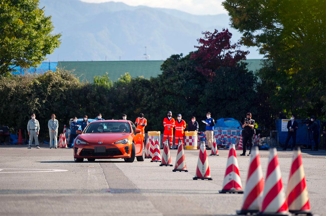 职业车手给警察上驾驶课,传授高速驾驶技巧与安全建议