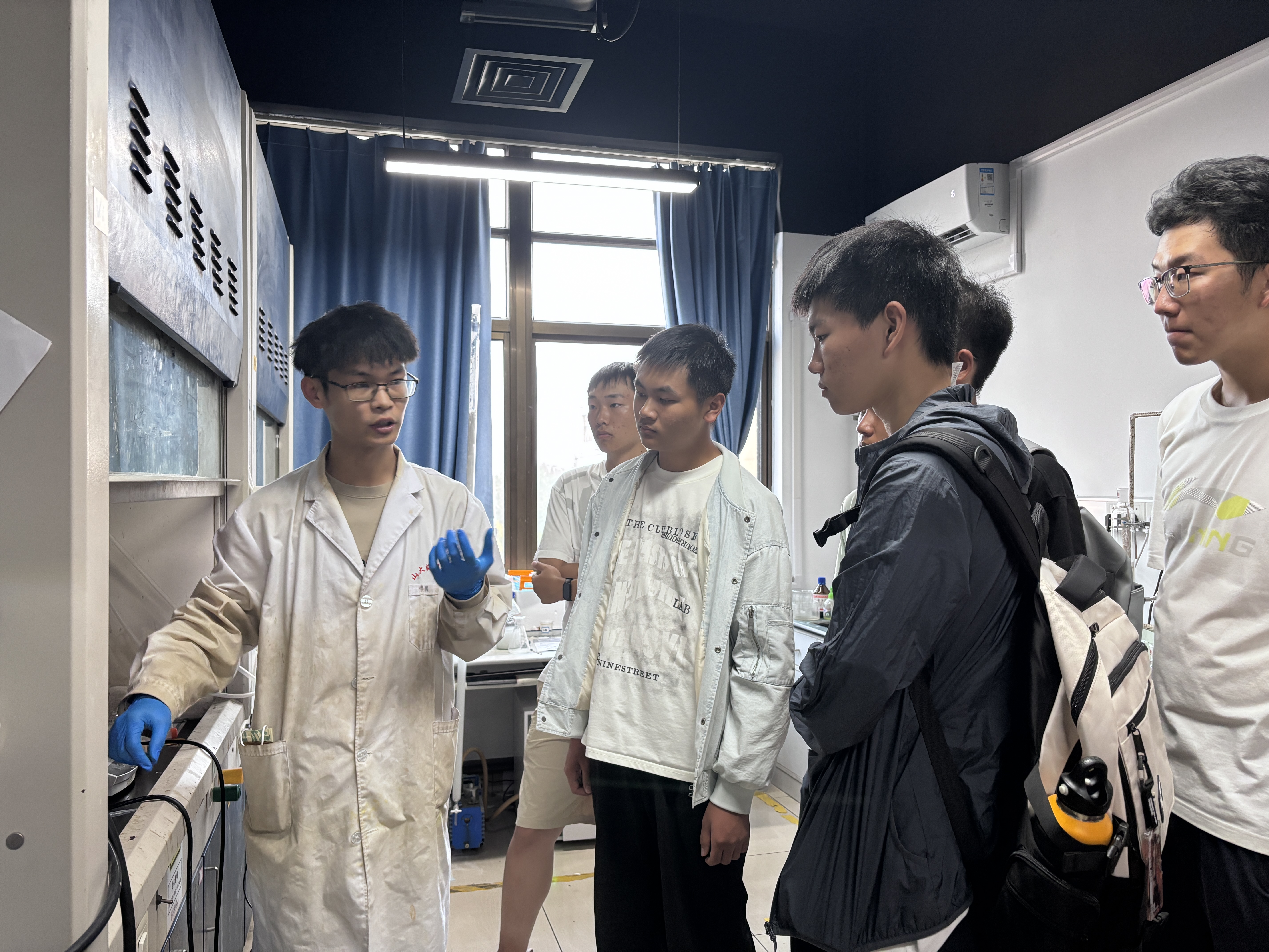 海洋学院举办2025级新生活动，带新生走进实验室了解专业