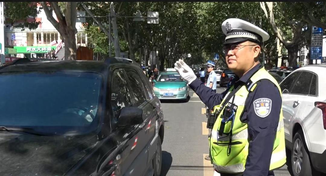 淄博交管部门多措并举应对文旅热，违章高发时段管控有妙招