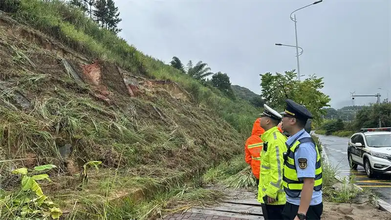 台风致福建多地道路受阻,高速交警全力保障道路安全畅通