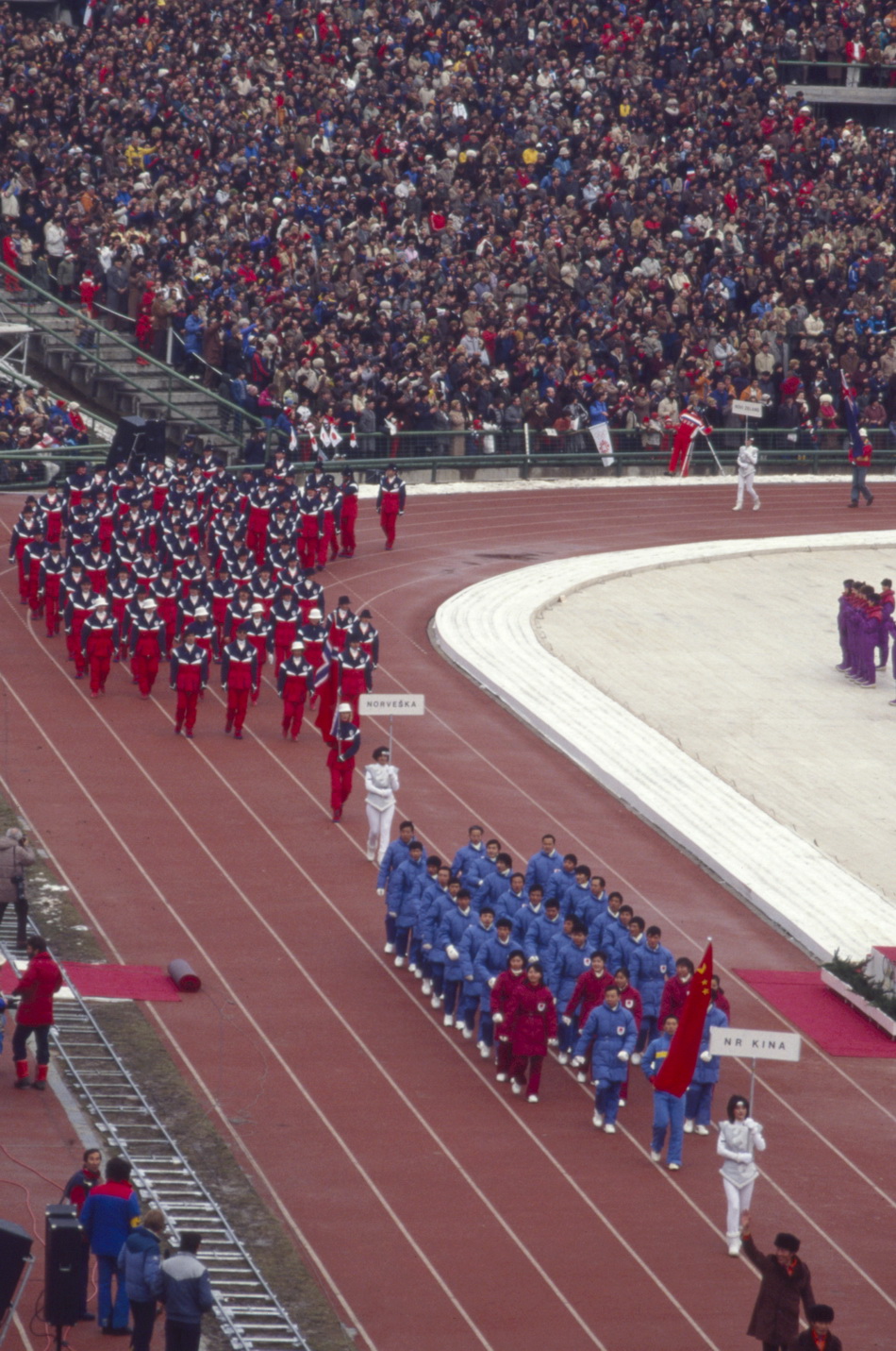 第十三届、十四届冬奥会举办时间及中国代表团首次亮相情况