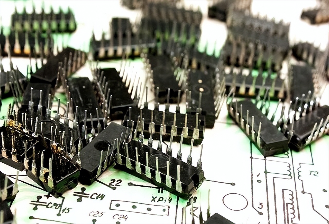 未来十年能拿铁饭碗的大学专业,这些行业里藏着