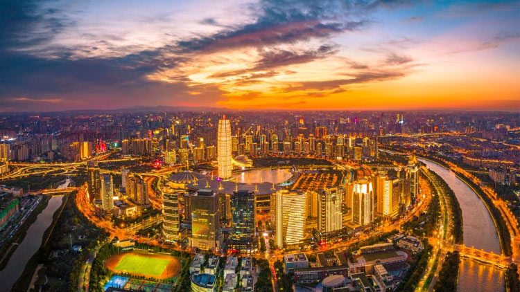 美妆博主称举报占用应急车道有高额奖励,真相究竟如何?